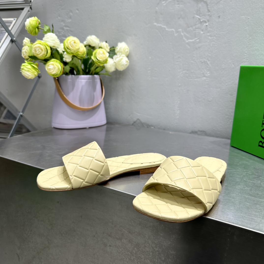 Bottega Veneta Amy Flat Mule - FashionPlug