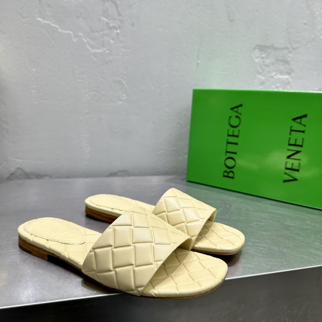 Bottega Veneta Amy Flat Mule - FashionPlug