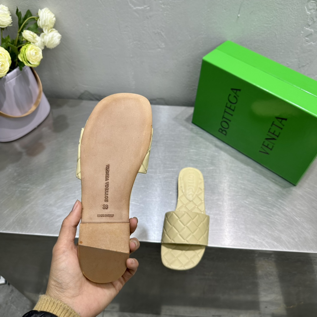 Bottega Veneta Amy Flat Mule - FashionPlug