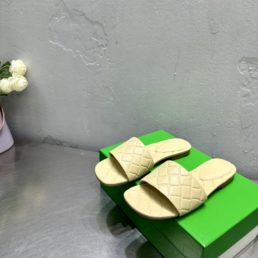 Bottega Veneta Amy Flat Mule - FashionPlug