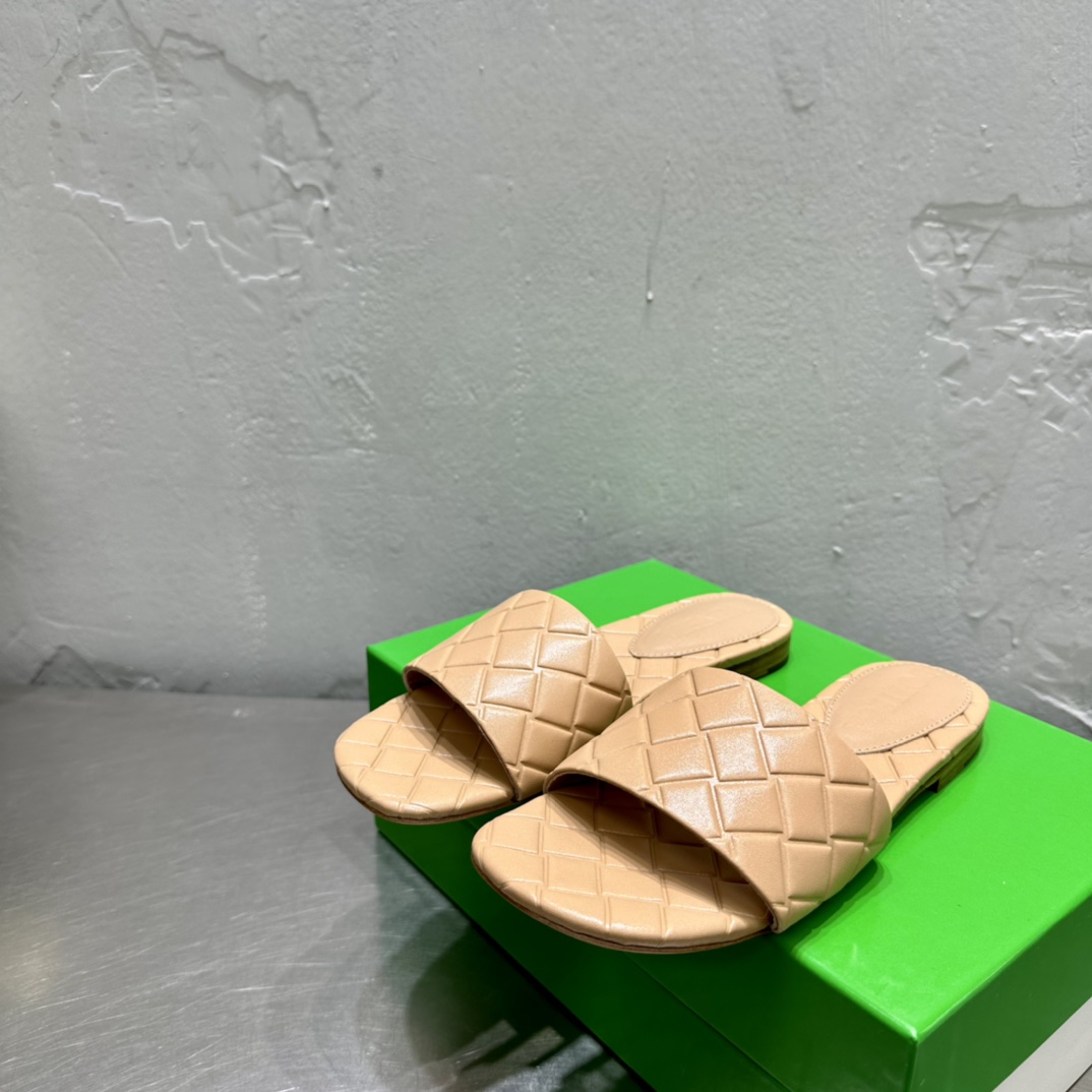 Bottega Veneta Amy Flat Mule - FashionPlug