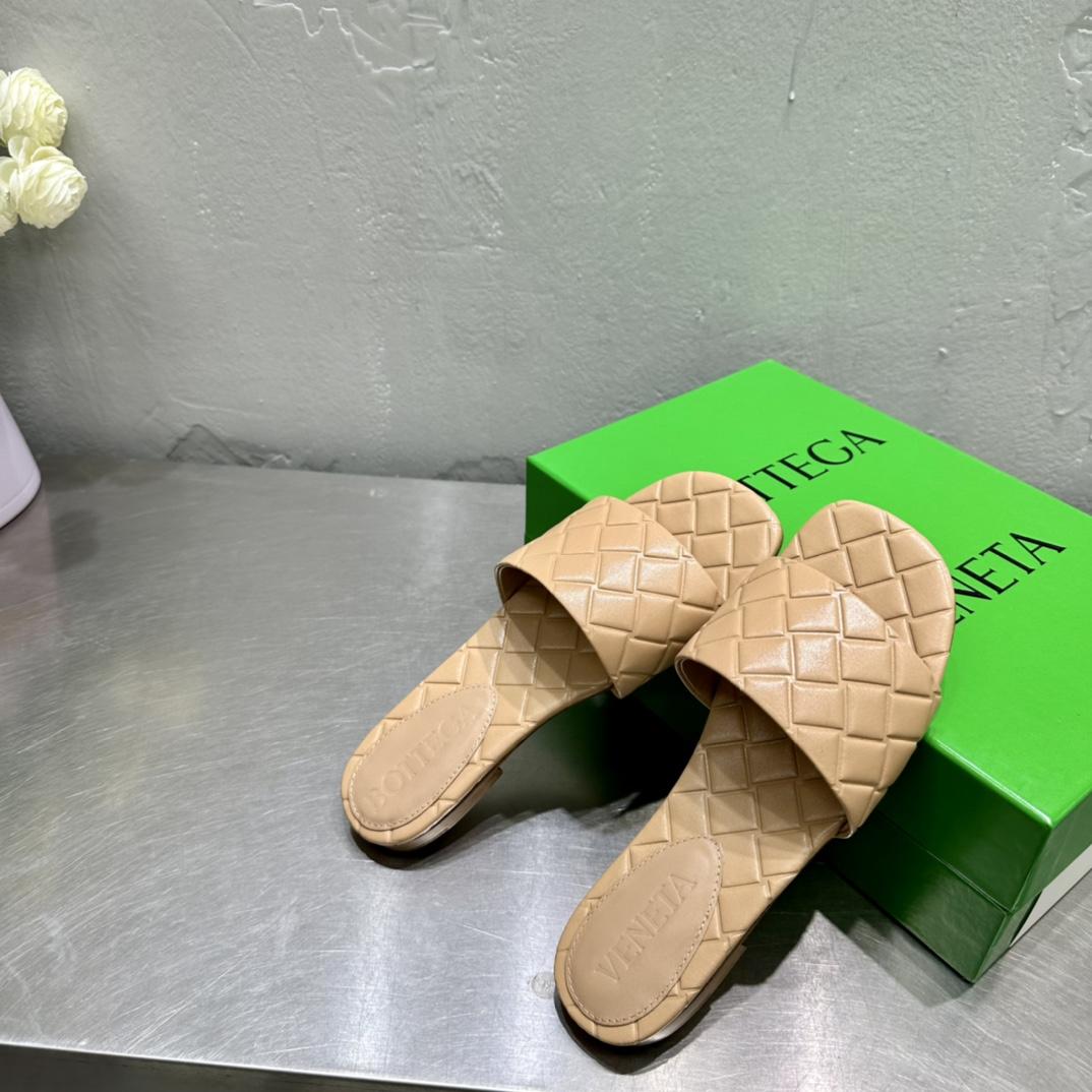 Bottega Veneta Amy Flat Mule - FashionPlug