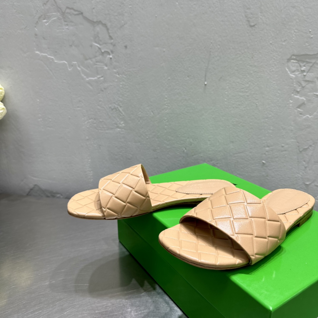 Bottega Veneta Amy Flat Mule - FashionPlug