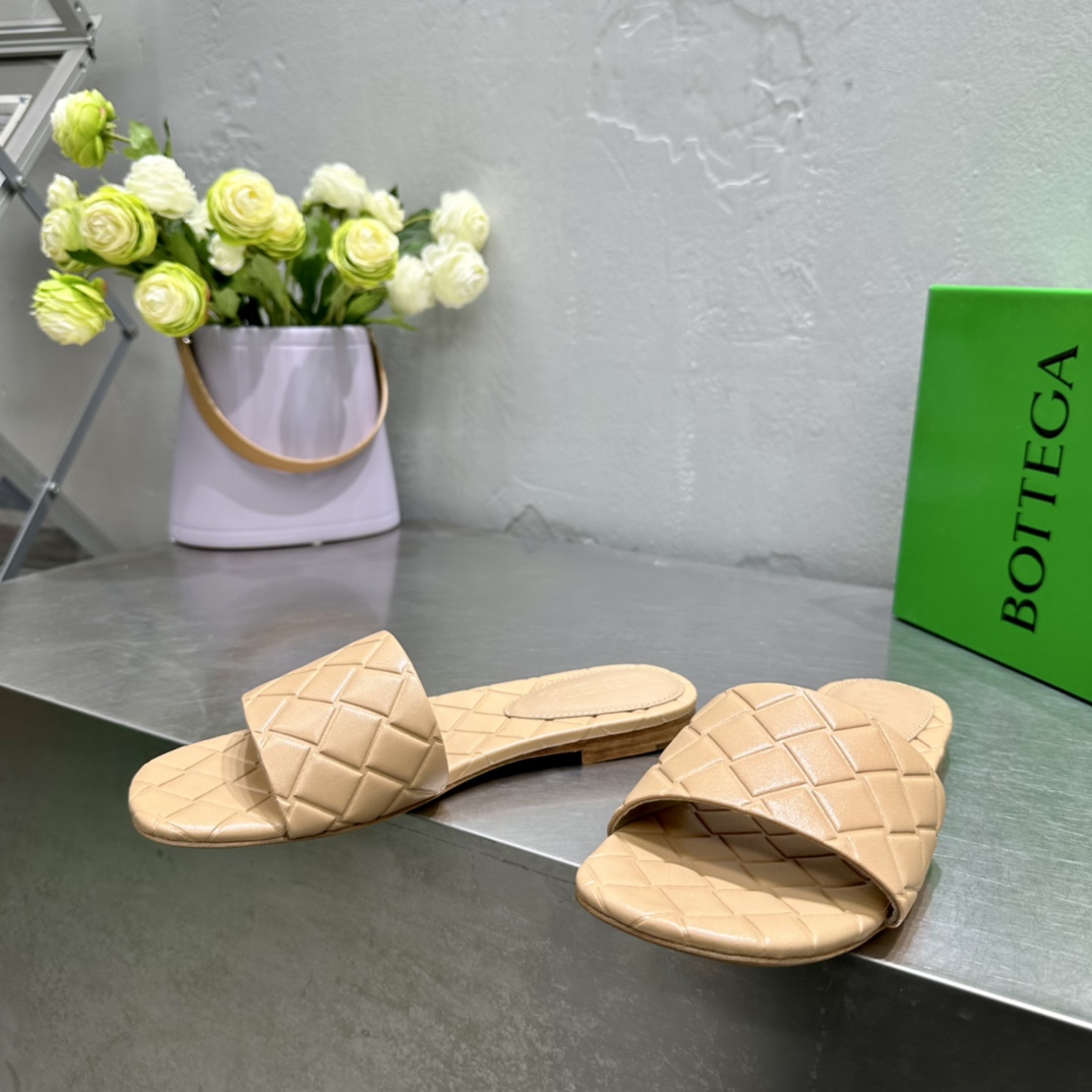 Bottega Veneta Amy Flat Mule - FashionPlug