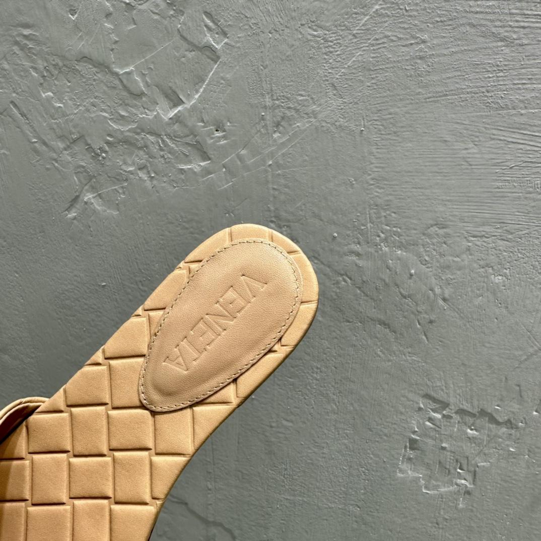 Bottega Veneta Amy Flat Mule - FashionPlug