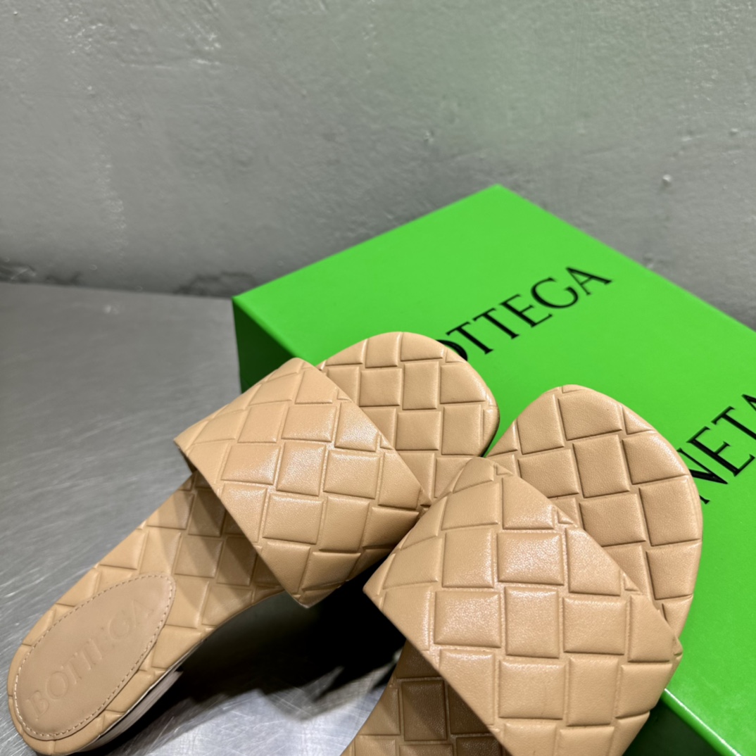 Bottega Veneta Amy Flat Mule - FashionPlug