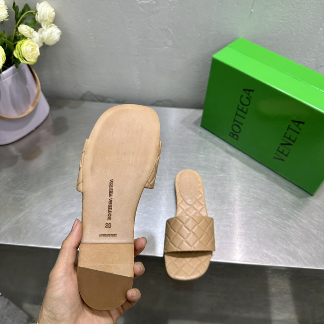 Bottega Veneta Amy Flat Mule - FashionPlug