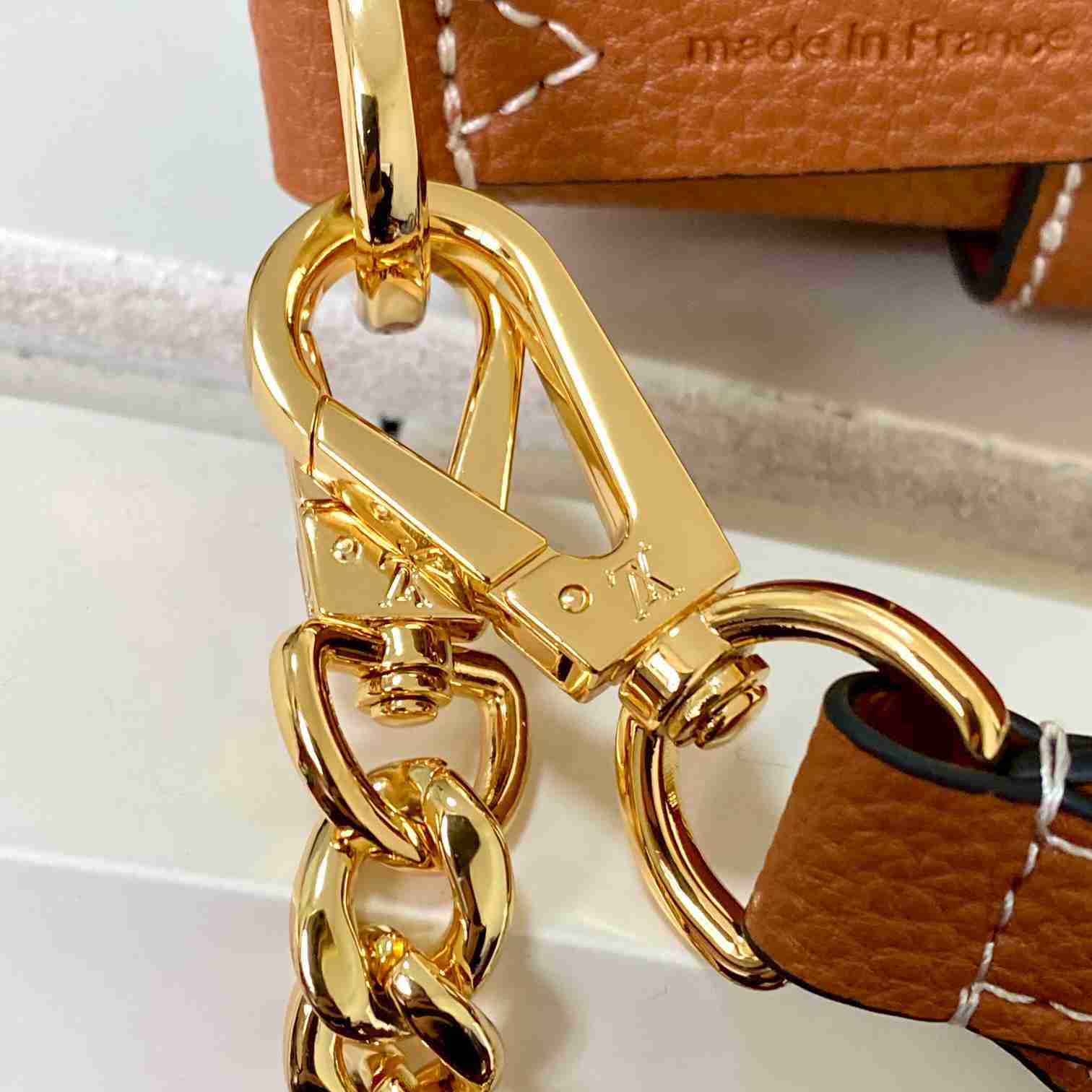 Louis Vuitton Lock and Walk    M24165 - FashionPlug