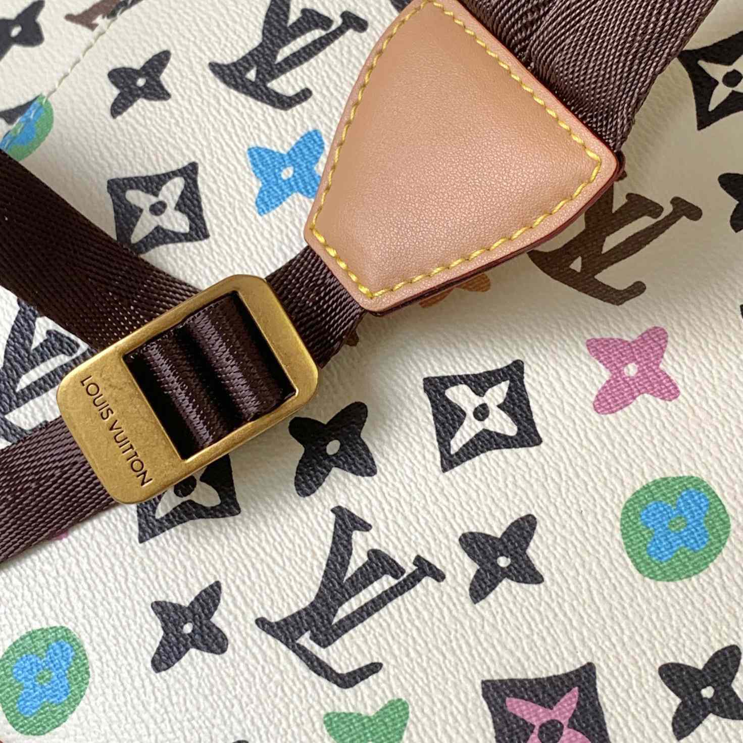 Louis Vuitton Christopher MM   M25240 - FashionPlug
