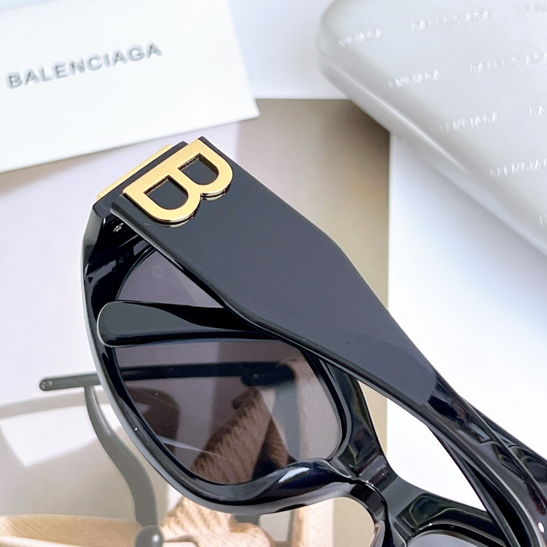 Balenciaga Bossy Round AF Sunglasses In Black - FashionPlug