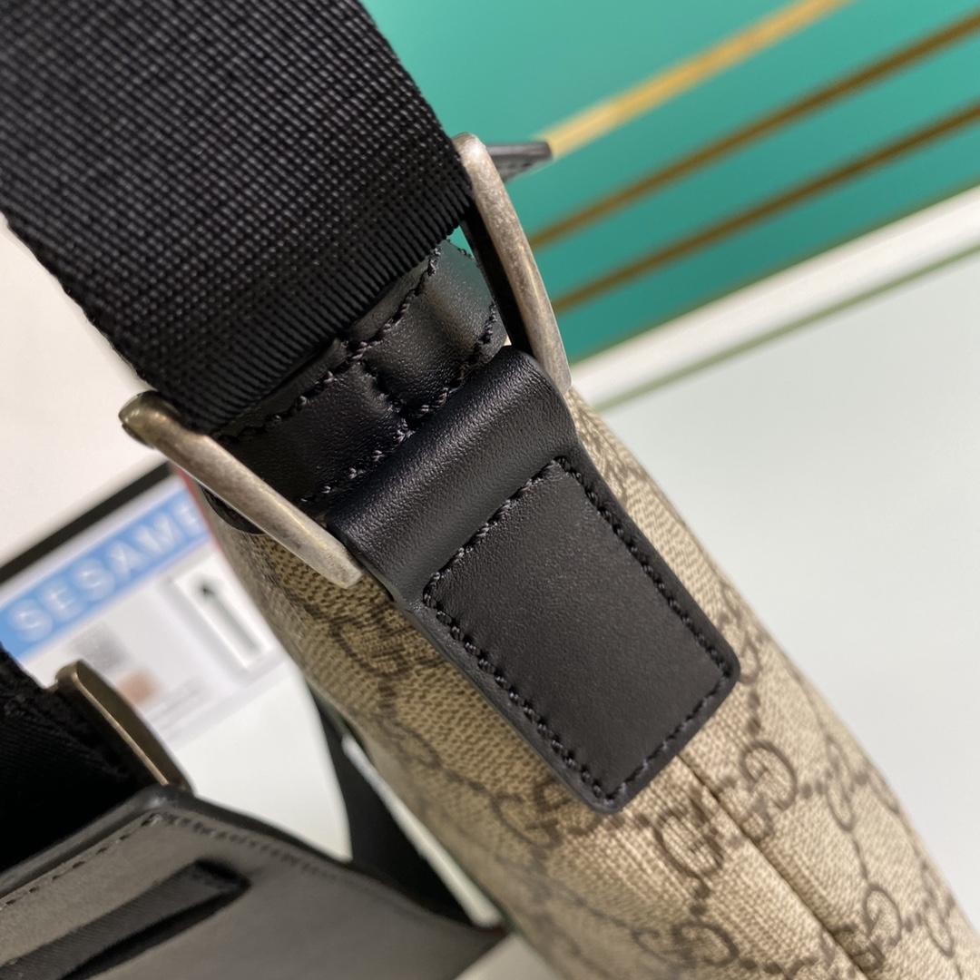 Gucci Web GG Supreme Flat Messenger  - FashionPlug