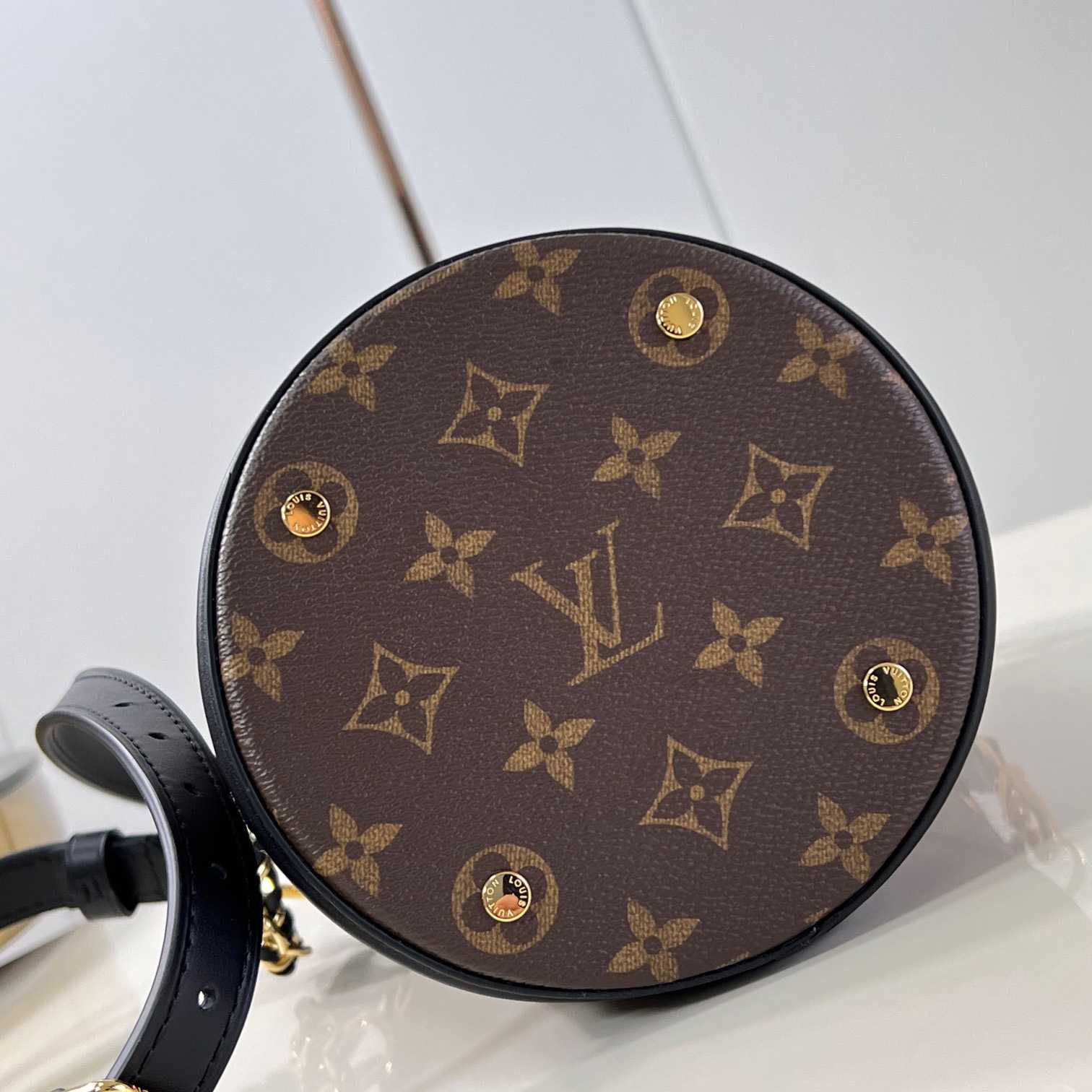 Louis Vuitton Canoé   M83480 - FashionPlug