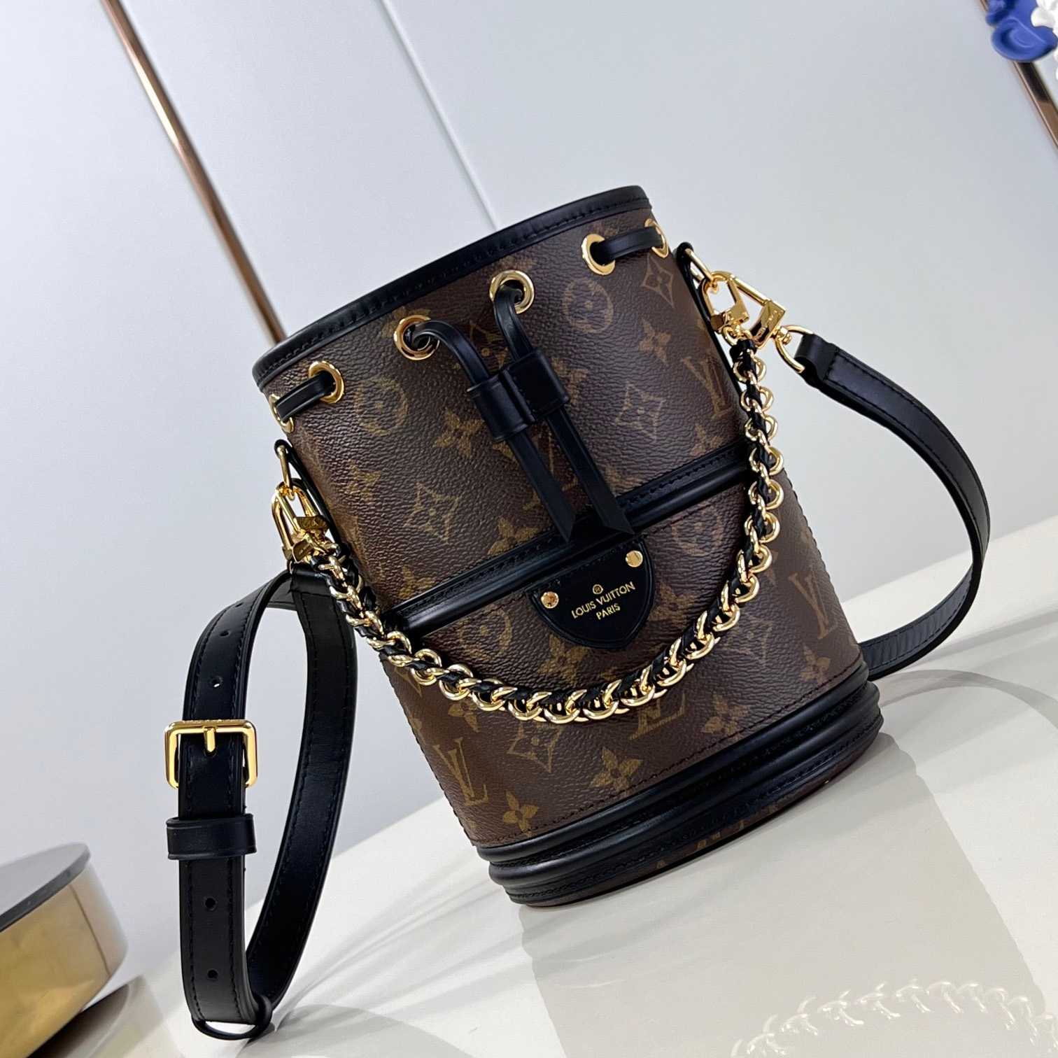 Louis Vuitton Canoé   M83480 - FashionPlug
