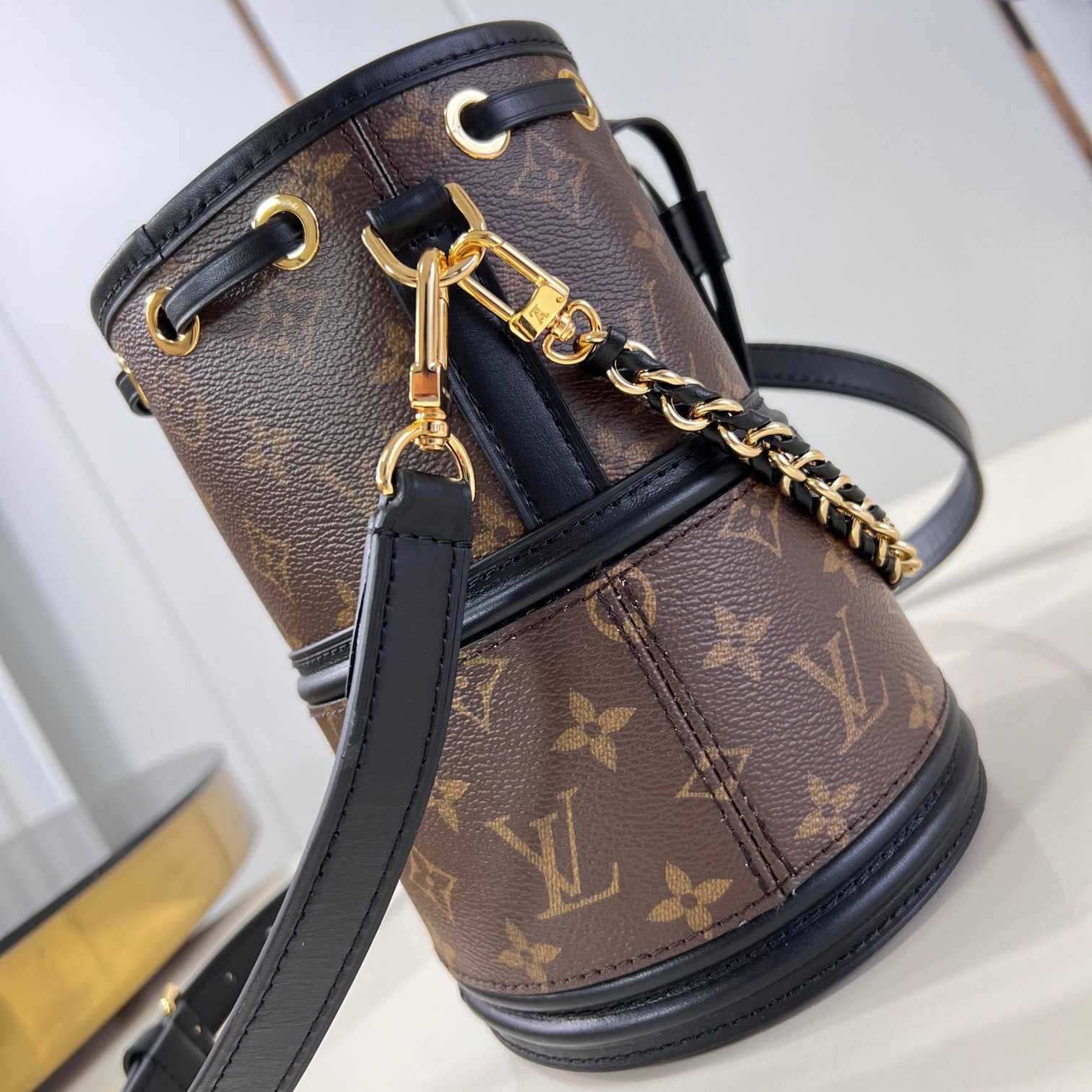 Louis Vuitton Canoé   M83480 - FashionPlug