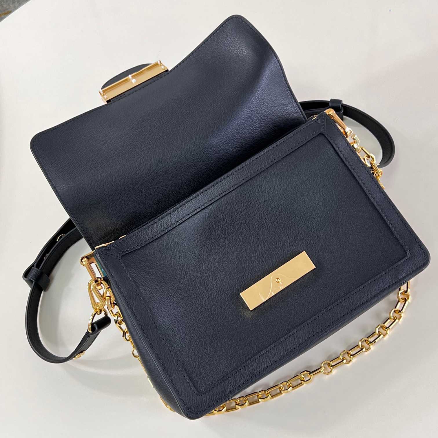 Louis Vuitton Dauphine Soft MM   M25209 - FashionPlug