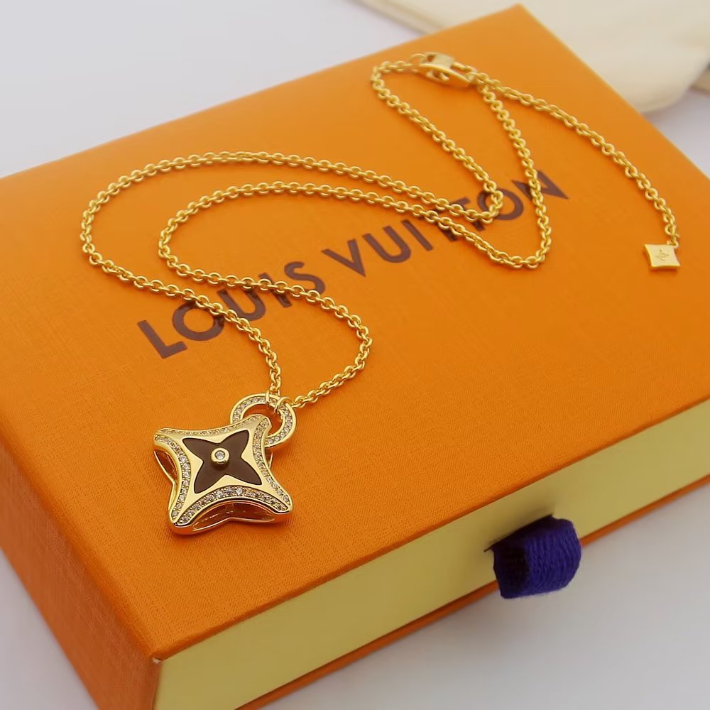 Louis Vuitton Ever Blossom Pendant, Yellow Gold - FashionPlug