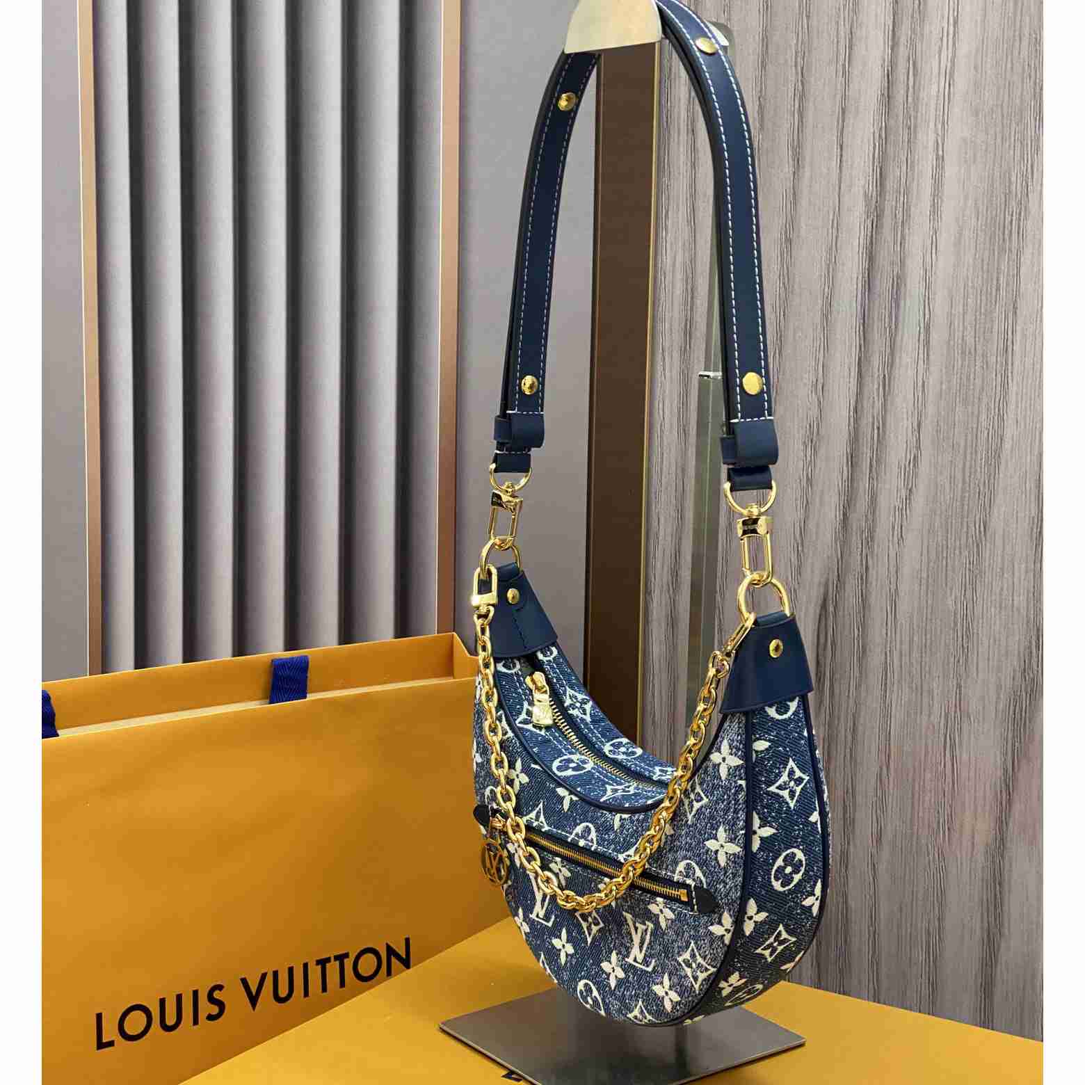  Louis Vuitton Loop Bag  (24-22-6cm) - FashionPlug