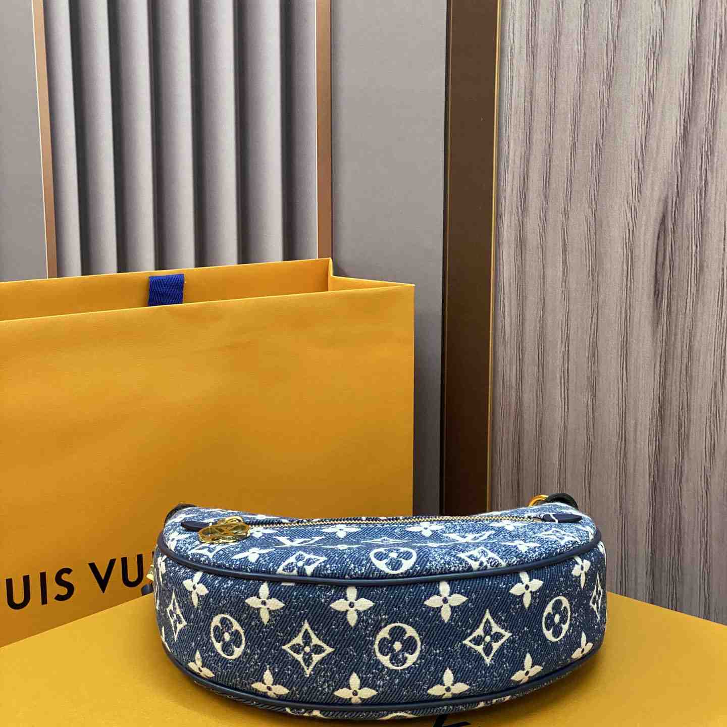  Louis Vuitton Loop Bag  (24-22-6cm) - FashionPlug