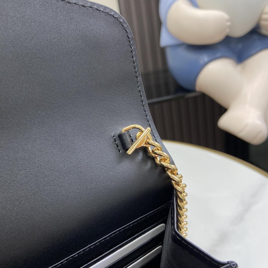 Gucci GG Chain Wallet - FashionPlug