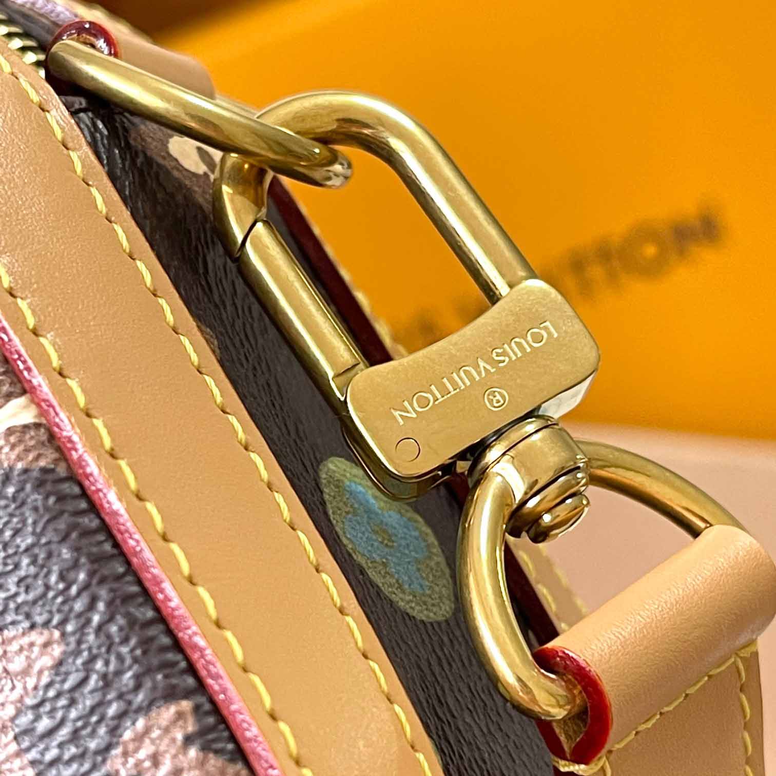 Louis Vuitton Envelope Messenger   M24820 - FashionPlug