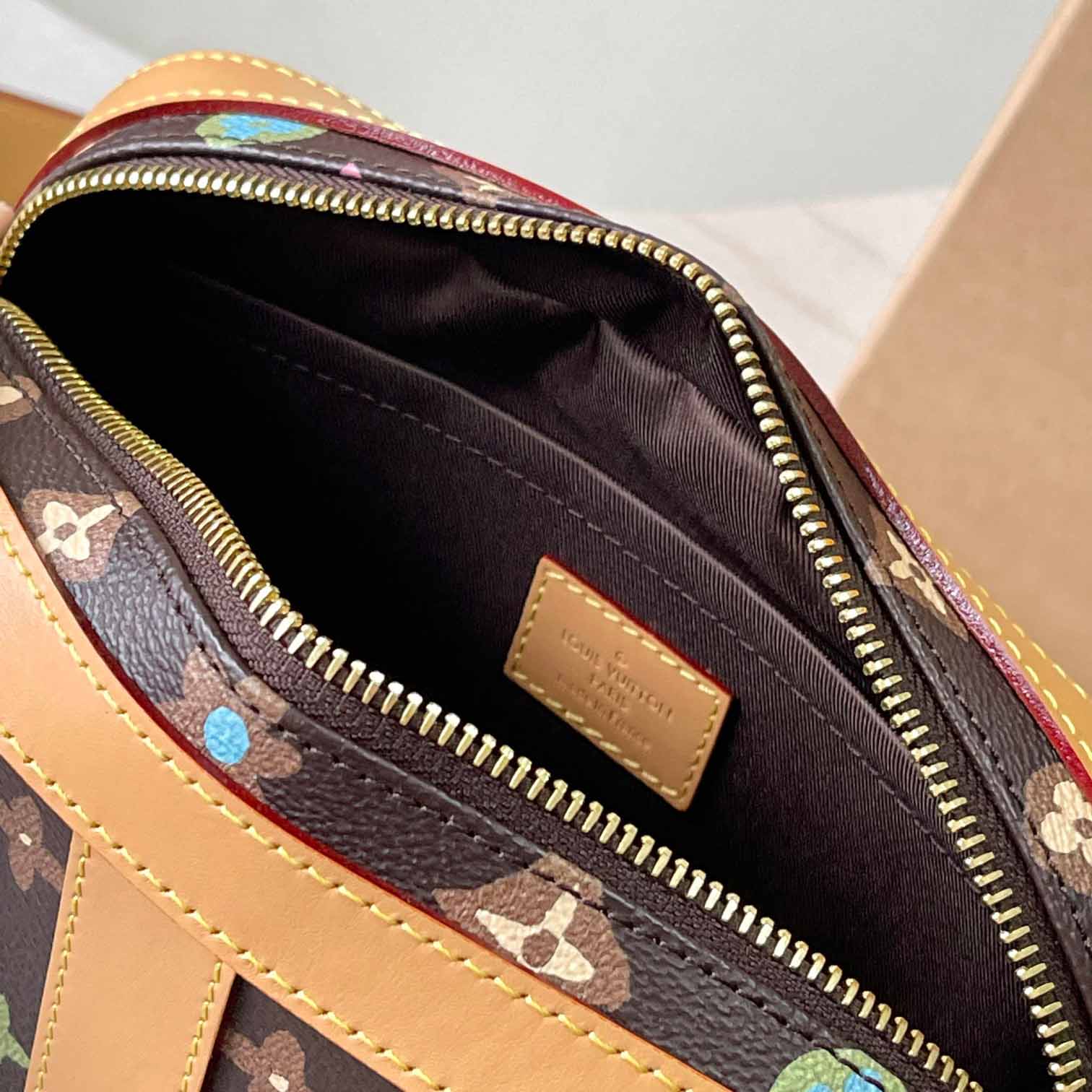 Louis Vuitton Envelope Messenger   M24820 - FashionPlug