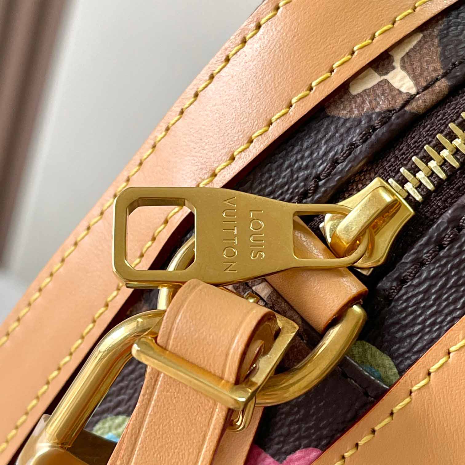 Louis Vuitton Envelope Messenger   M24820 - FashionPlug