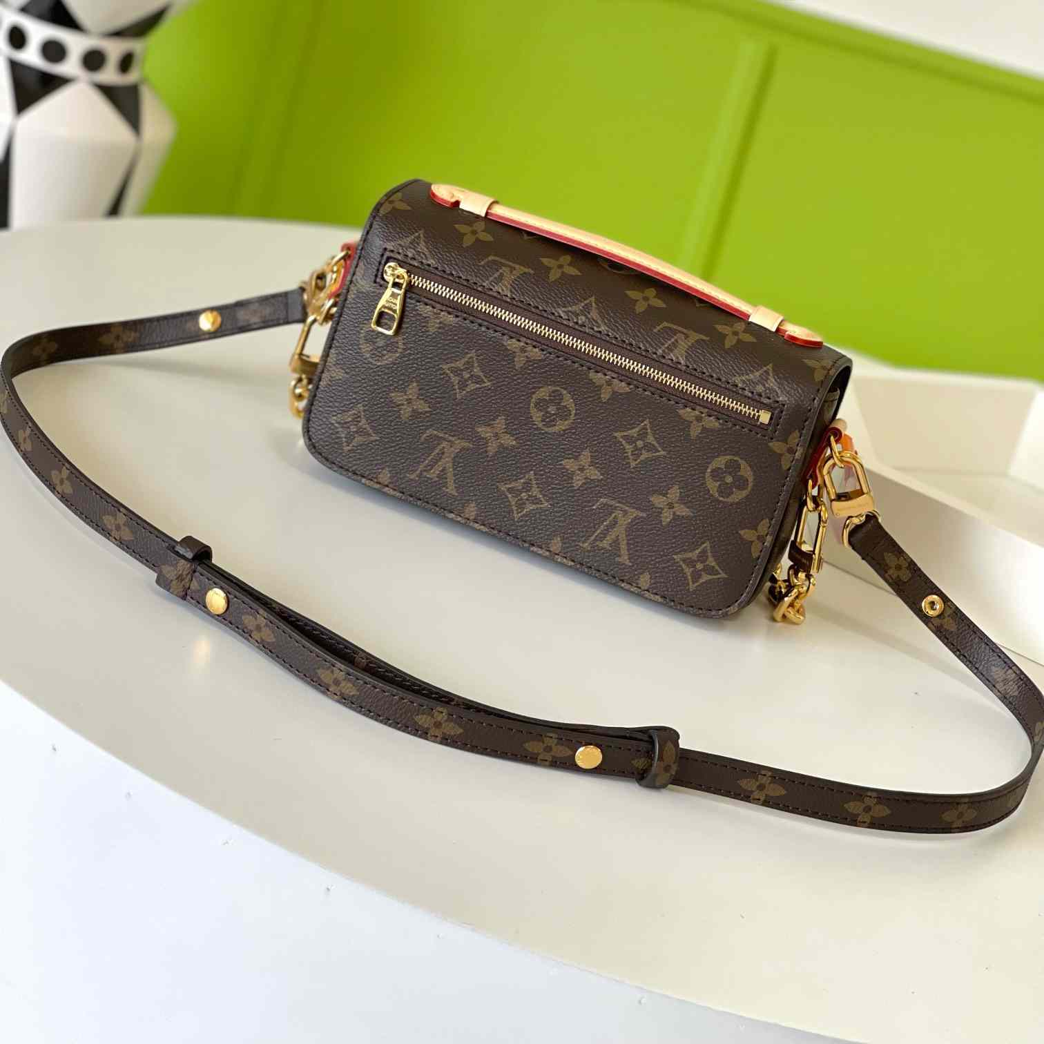Louis Vuitton Pochette Métis East West   M46279 - FashionPlug