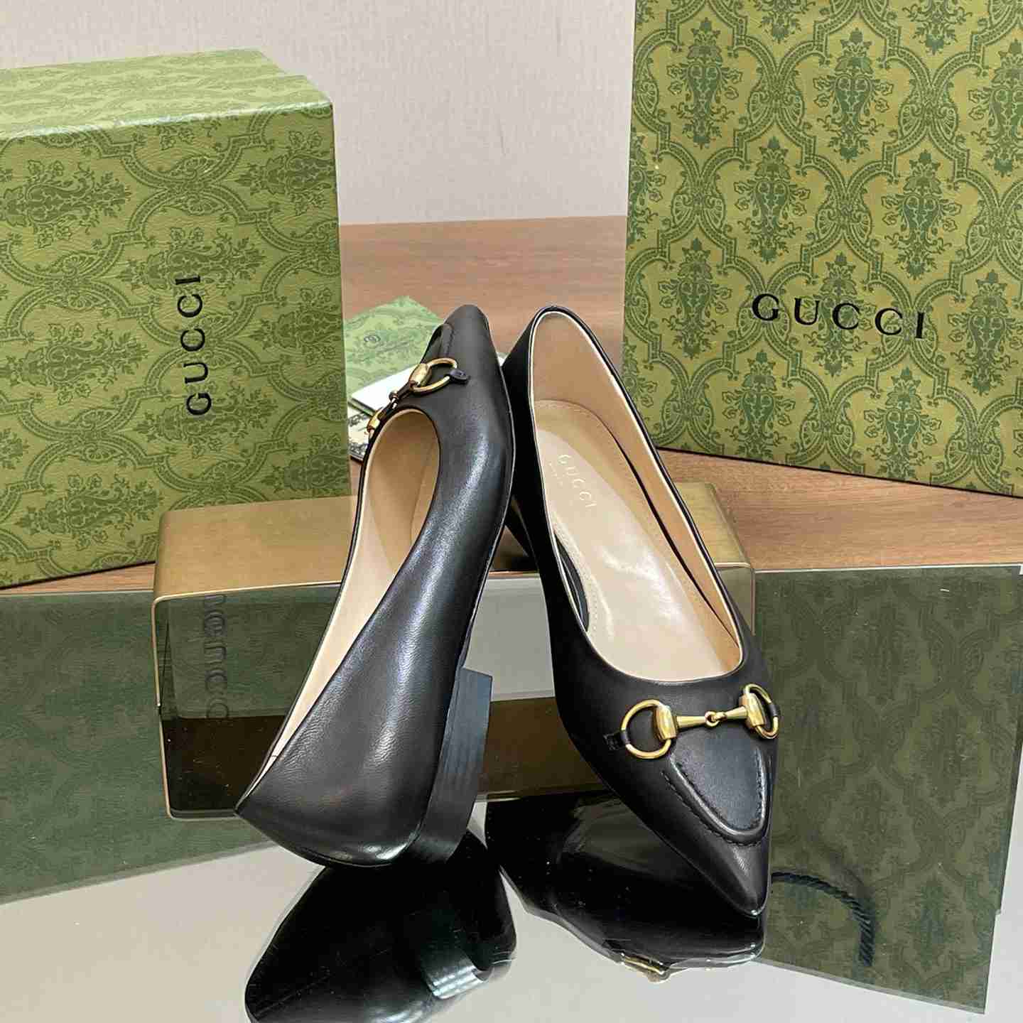Gucci Women's Ballet Flat With Horsebit - FashionPlug