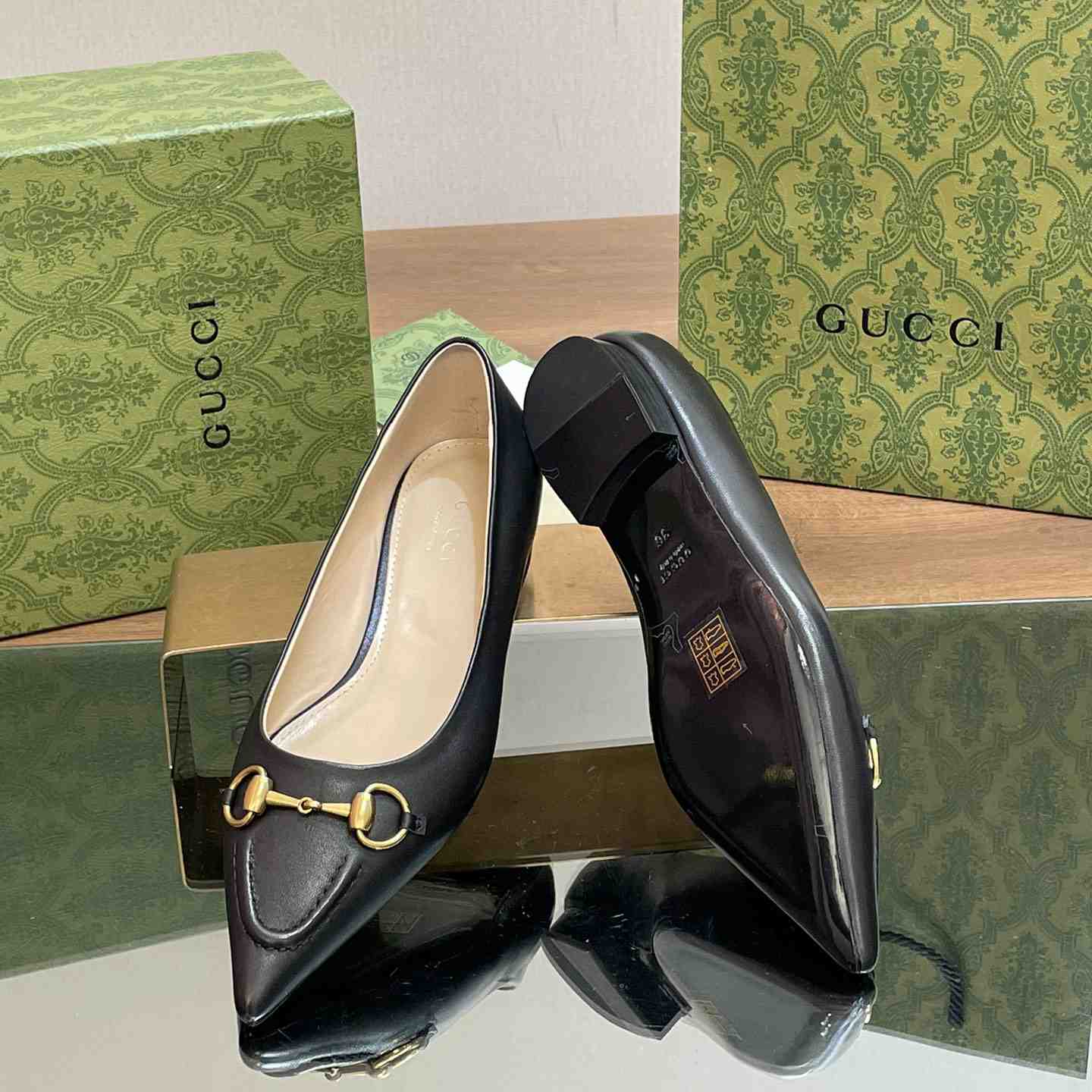 Gucci Women's Ballet Flat With Horsebit - FashionPlug