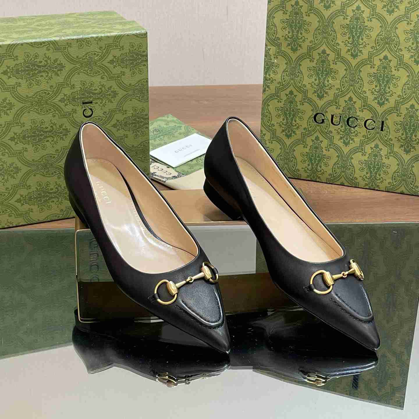 Gucci Women's Ballet Flat With Horsebit - FashionPlug