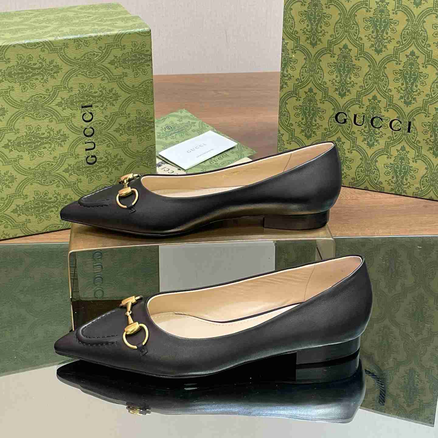 Gucci Women's Ballet Flat With Horsebit - FashionPlug