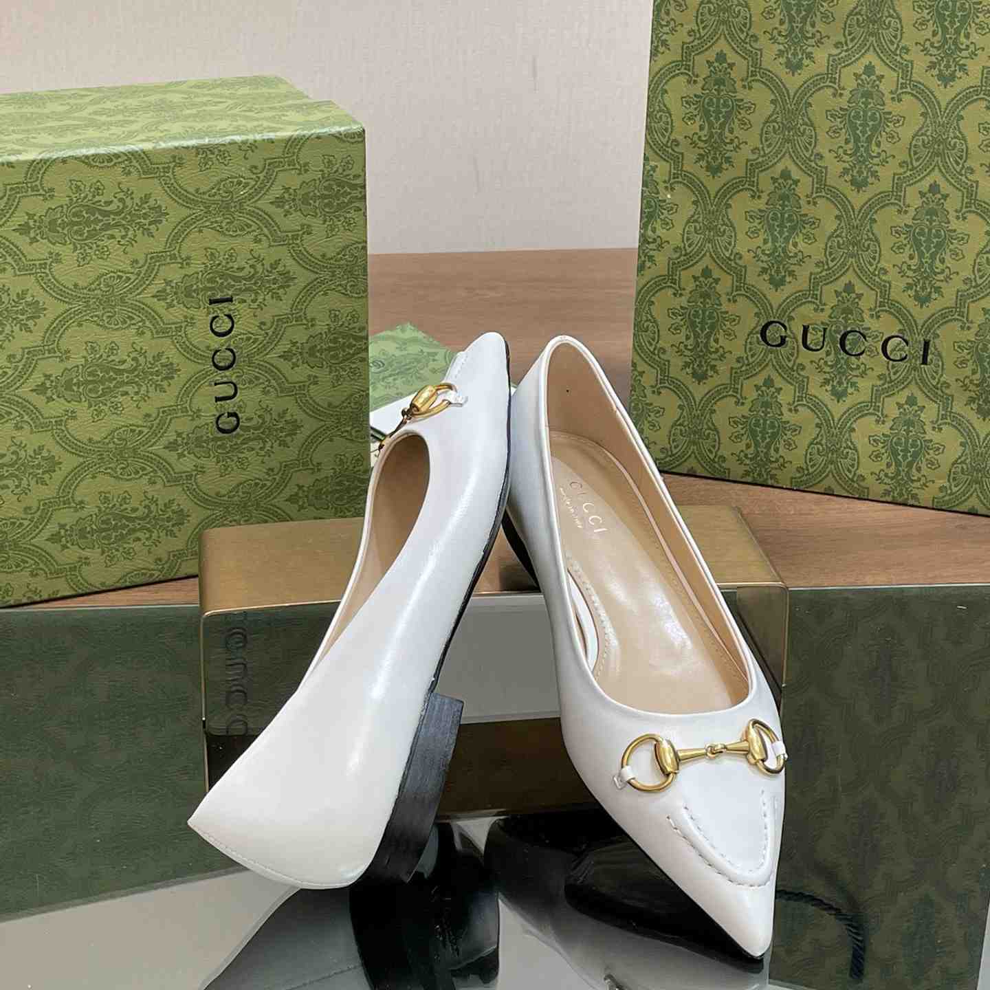 Gucci Women's Ballet Flat With Horsebit - FashionPlug