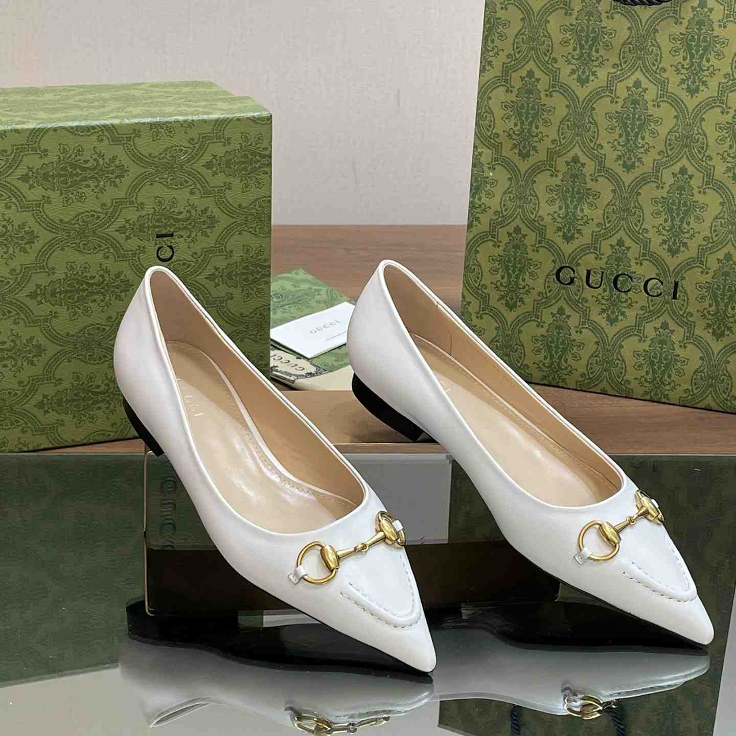 Gucci Women's Ballet Flat With Horsebit - FashionPlug