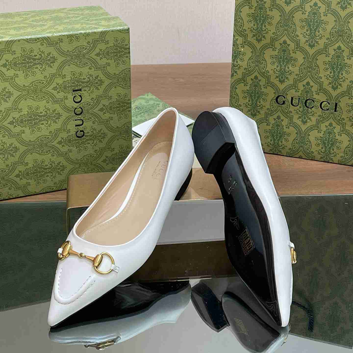 Gucci Women's Ballet Flat With Horsebit - FashionPlug