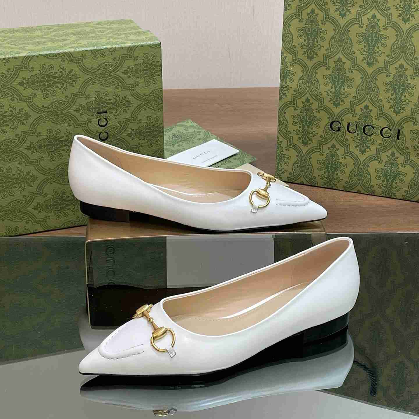 Gucci Women's Ballet Flat With Horsebit - FashionPlug