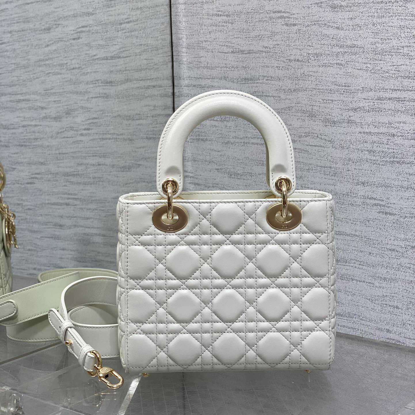 Dior Lady Dior Bag  （20*8*17cm） - FashionPlug