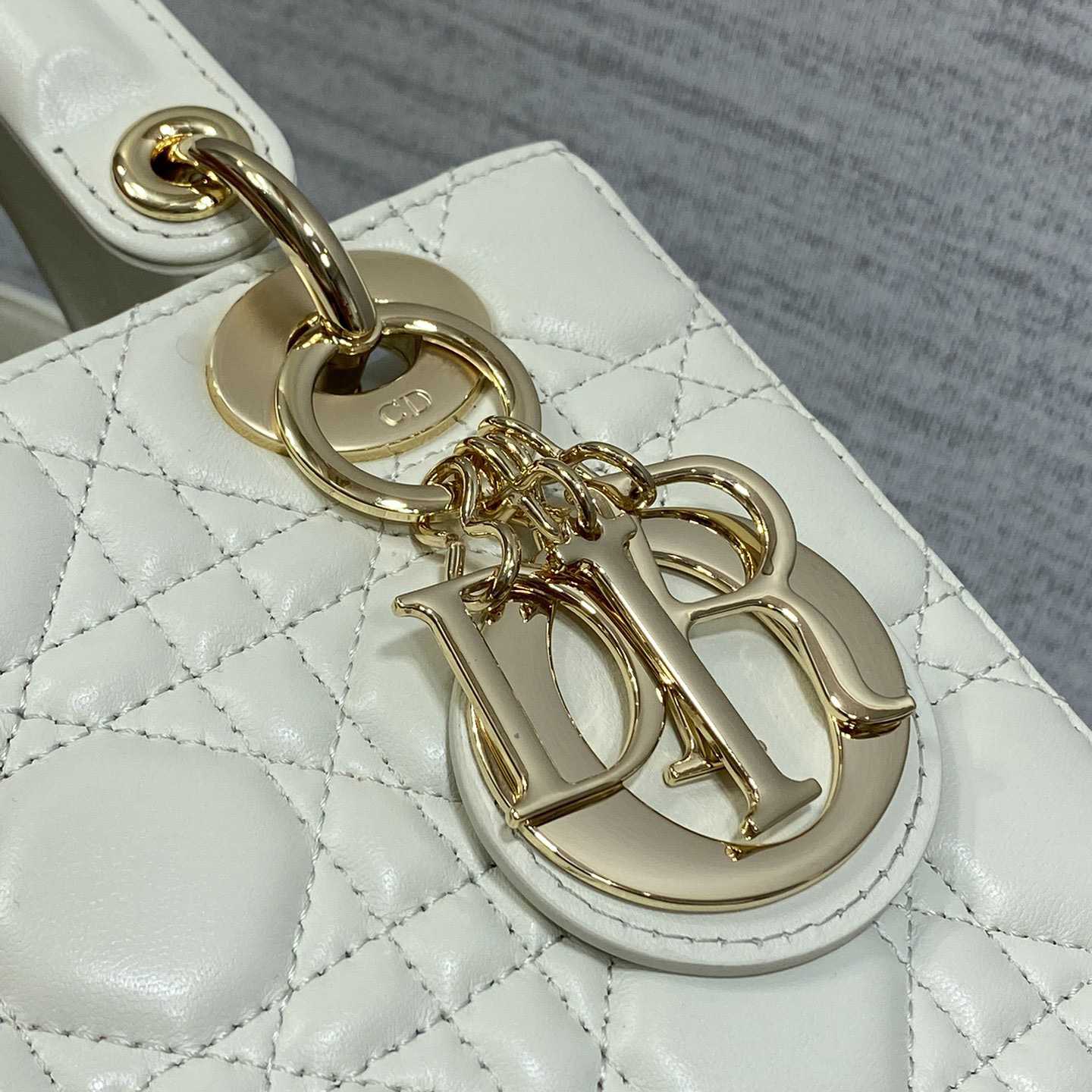 Dior Lady Dior Bag  （20*8*17cm） - FashionPlug