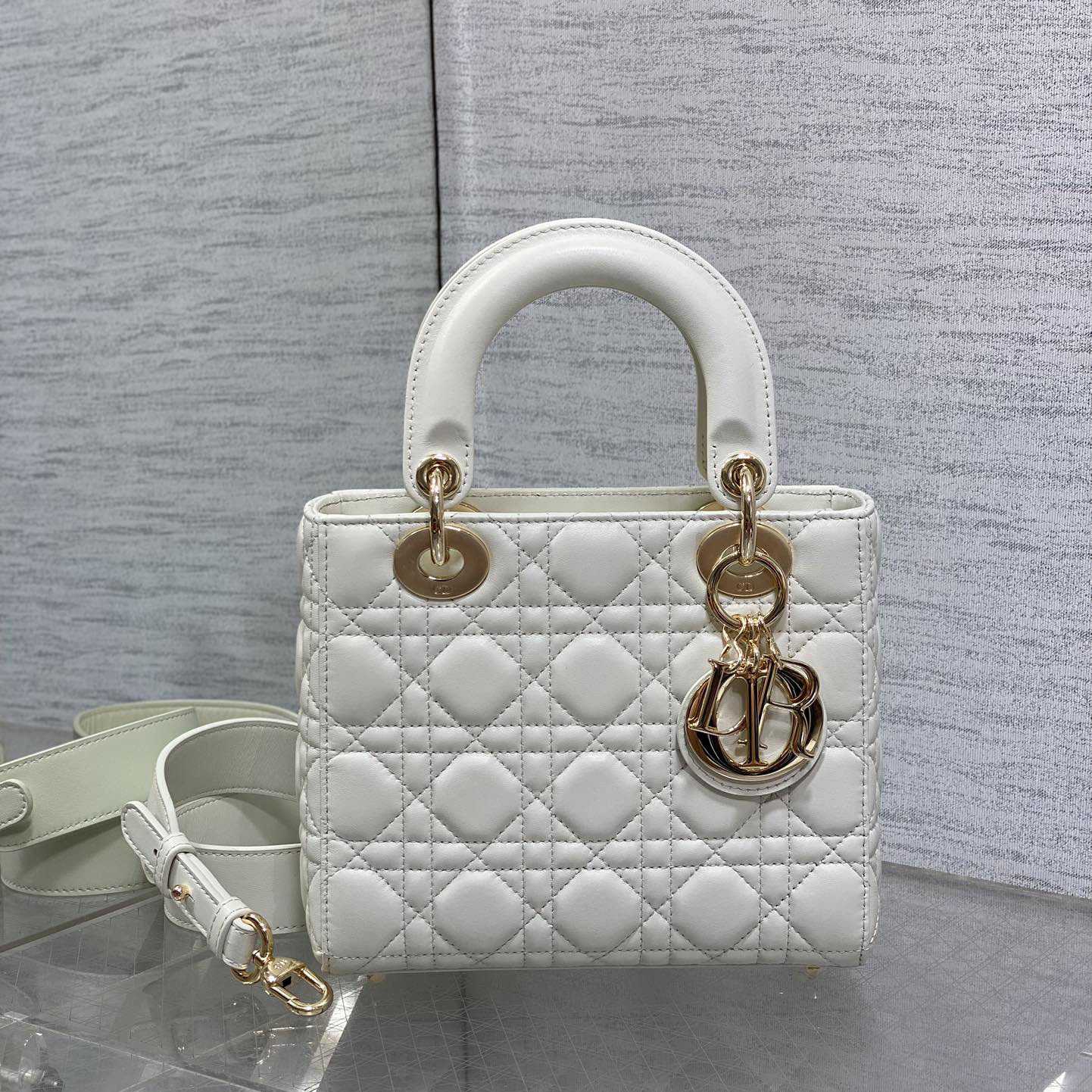 Dior Lady Dior Bag  （20*8*17cm） - FashionPlug