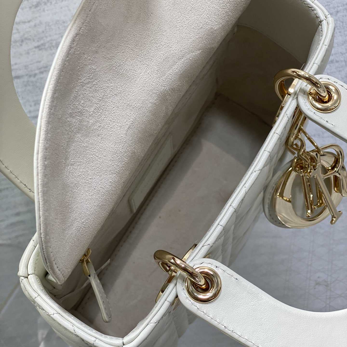 Dior Lady Dior Bag  （20*8*17cm） - FashionPlug