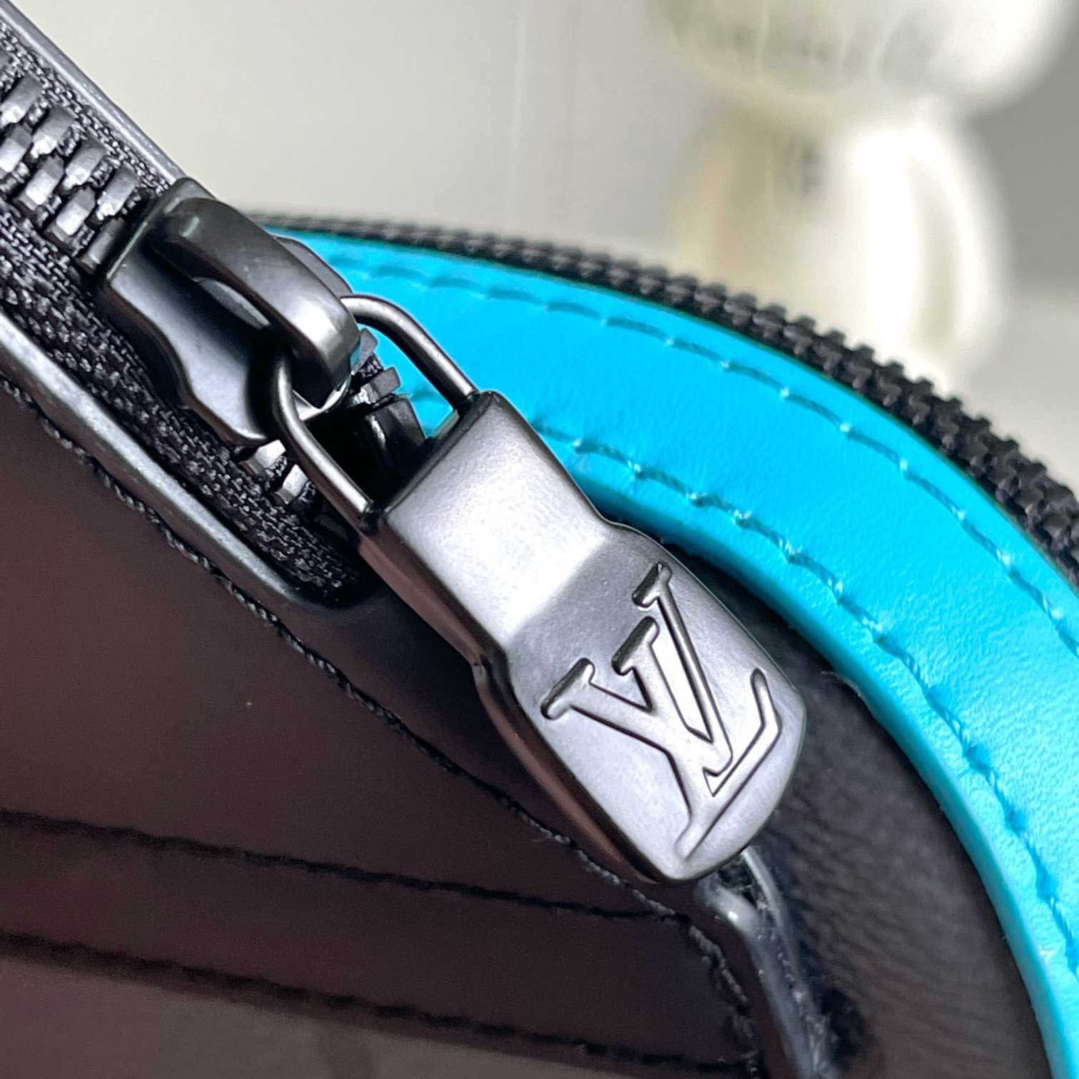 Louis Vuitton Avenue Slingbag PM   M11703 - FashionPlug