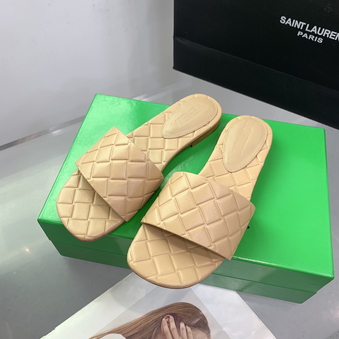 Bottega Veneta Amy Flat Mule - FashionPlug