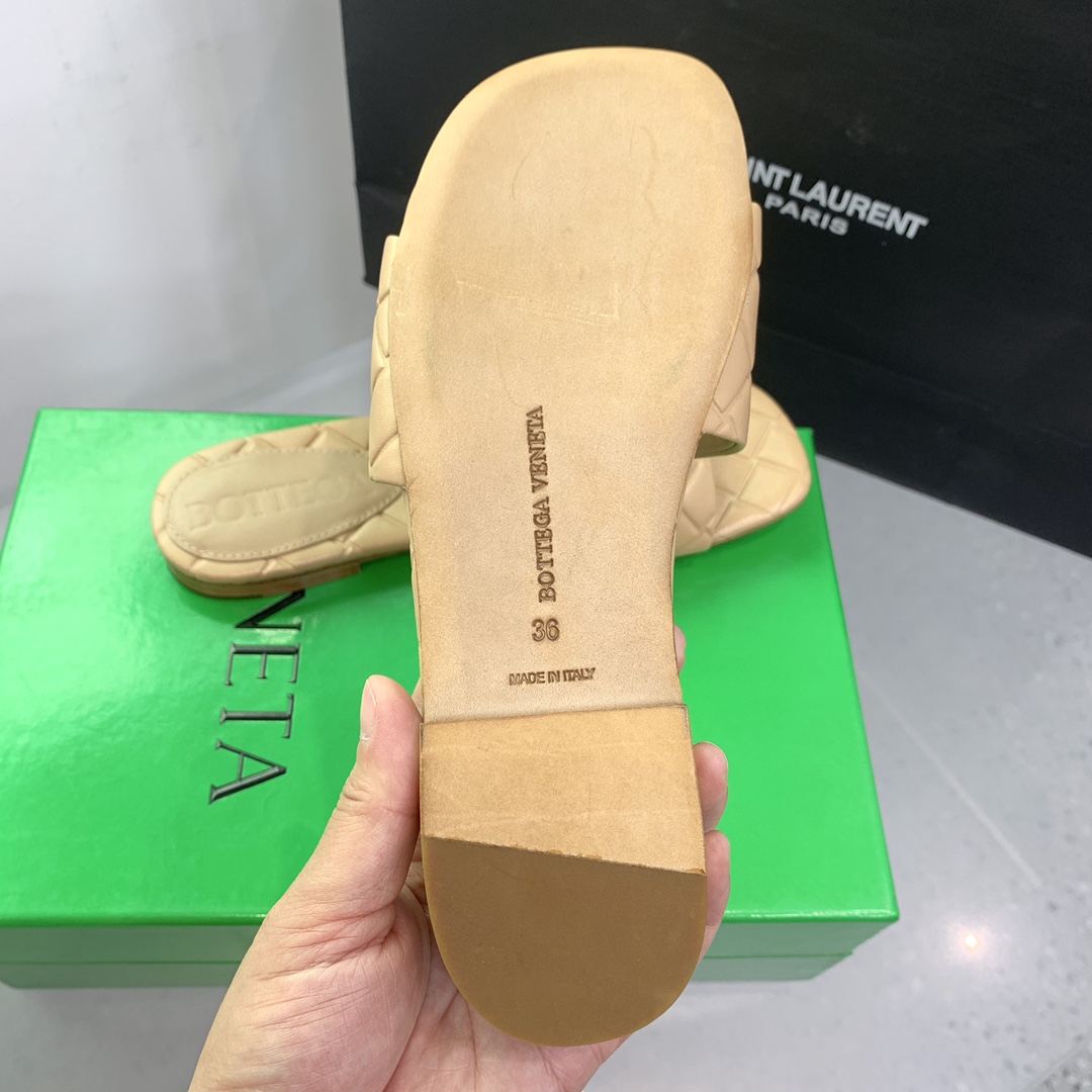 Bottega Veneta Amy Flat Mule - FashionPlug