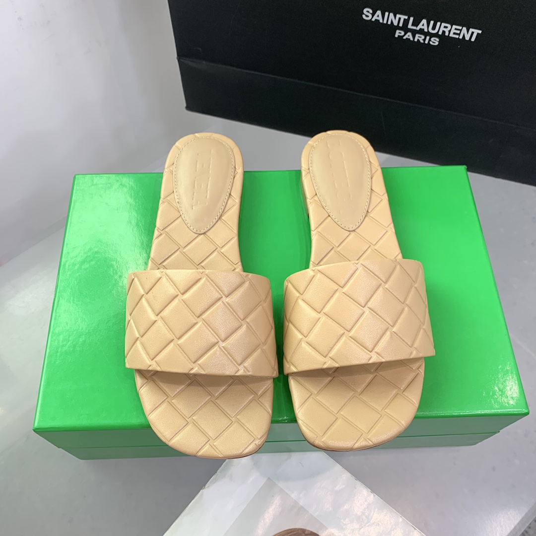 Bottega Veneta Amy Flat Mule - FashionPlug