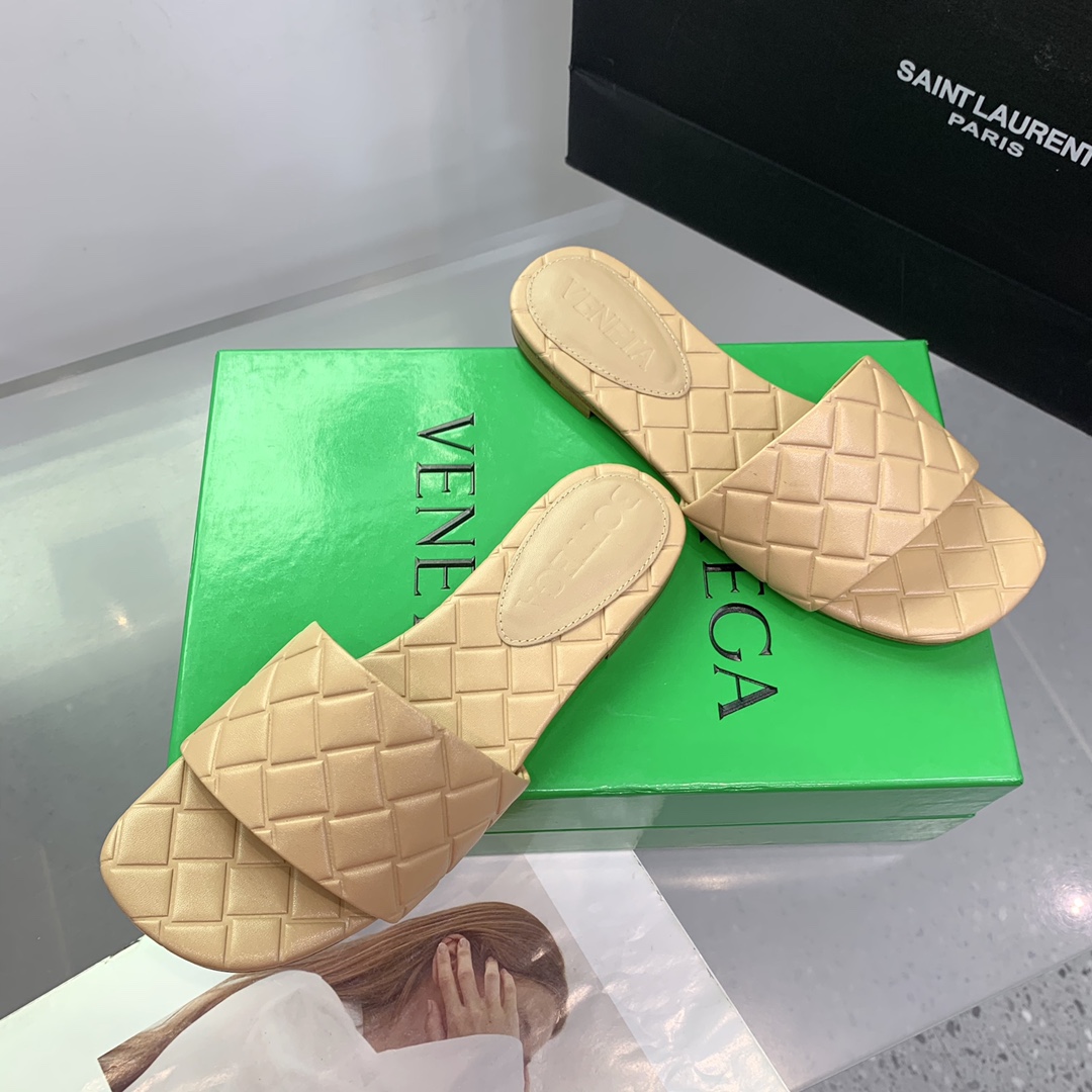 Bottega Veneta Amy Flat Mule - FashionPlug