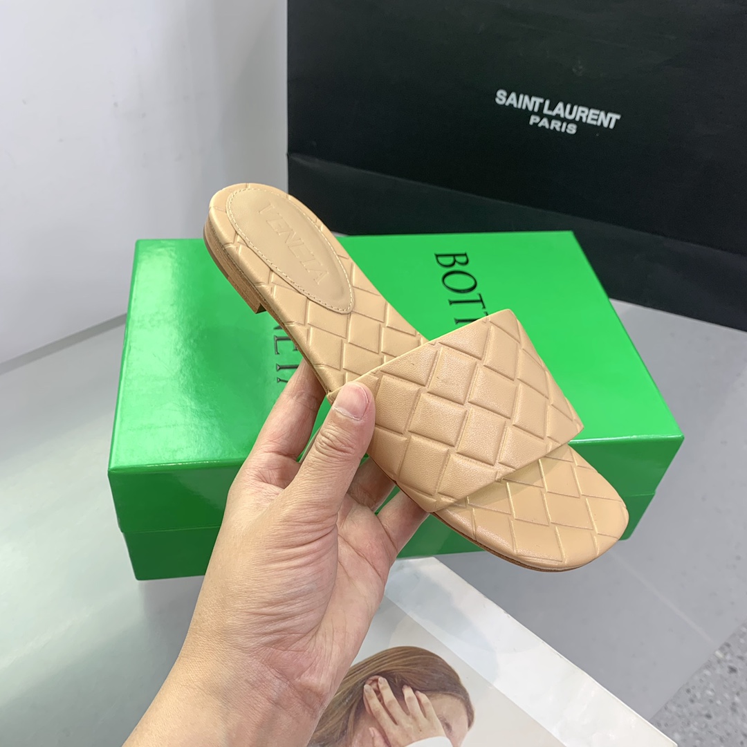 Bottega Veneta Amy Flat Mule - FashionPlug
