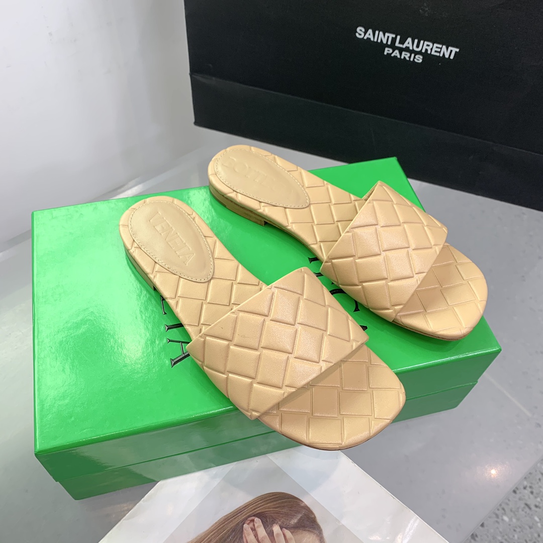 Bottega Veneta Amy Flat Mule - FashionPlug