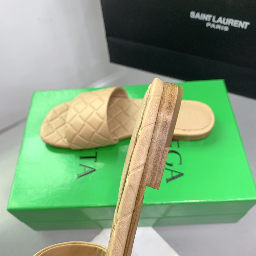 Bottega Veneta Amy Flat Mule - FashionPlug