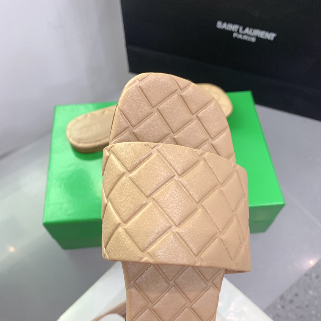 Bottega Veneta Amy Flat Mule - FashionPlug