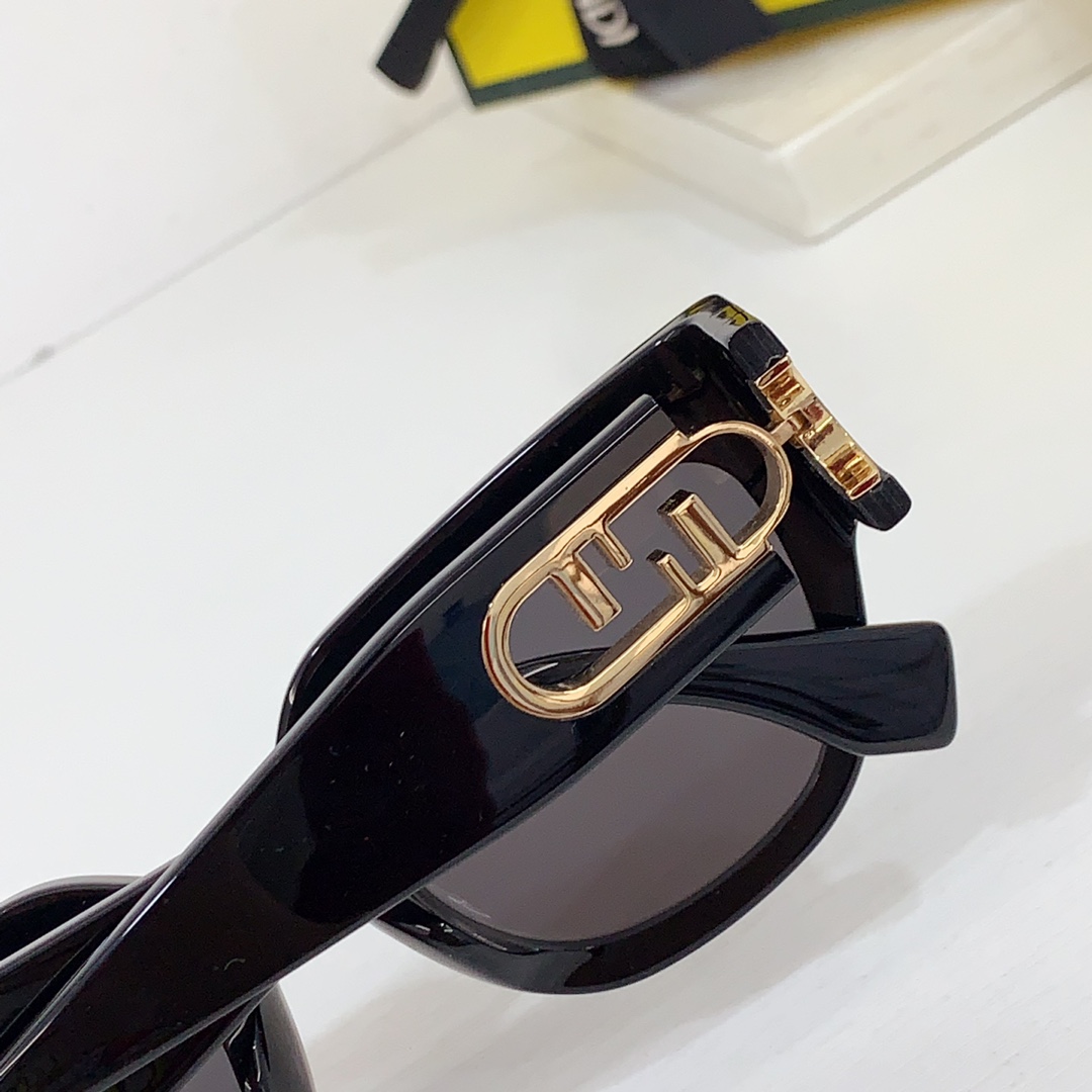 Fendi FE50016U Sunglasses - FashionPlug