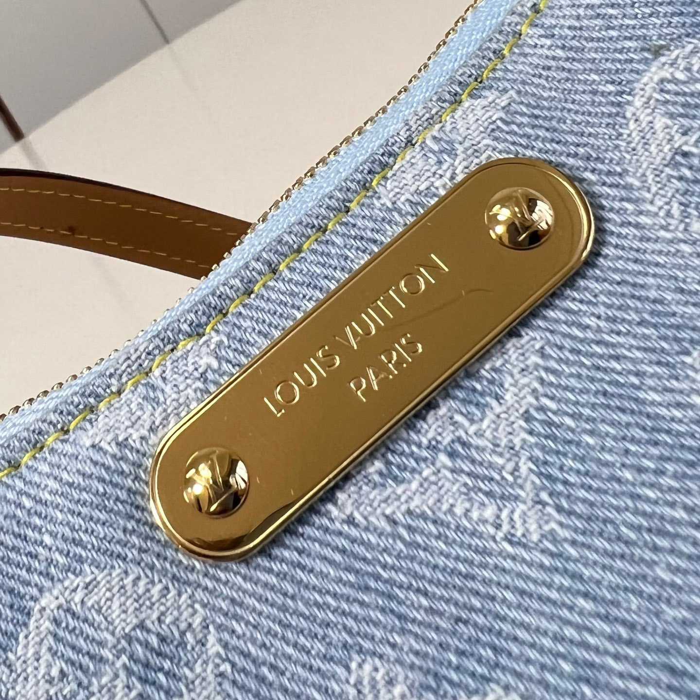 Louis Vuitton Liv Pochette  M83532 - FashionPlug